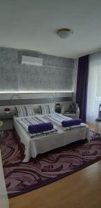 哈卡尼Lila Ház的一间卧室配有一张带蓝色枕头的大床