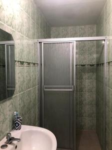 奇特雷Hostal Familiar Los Girasoles的带淋浴和盥洗盆的浴室