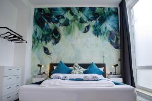 慕尼黑HOMELY STAY Studio 6的一间卧室配有一张带蓝色枕头的大床