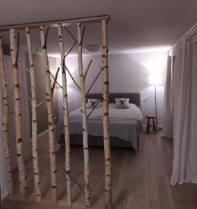 埃伦茨-波尔特斯多夫Ferienwohnung Probst的一间卧室,前方有一张 ⁇ 树床
