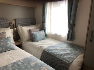 皮特洛赫里Luxury 2 bedroom caravan in stunning location的一间卧室设有两张床和窗户。