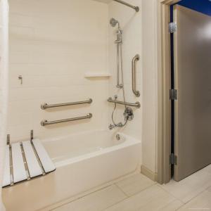 阿斯彭阿尔皮纳市中心智选假日套房酒店的一间带浴缸和淋浴的浴室