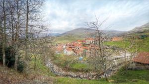 CiceraLa Valuisilla, hotel rural的山丘上的小镇,有河流