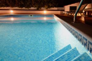 曼塔罗塔Villa ELTAEL - Casa Daniel - Piscina Aquecida e Partilhada的一座蓝色瓷砖的大型游泳池