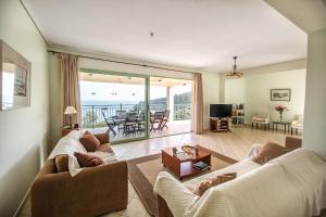 (( Kerasá ))Kerasia Bay View Villa的客厅设有两张沙发,享有海景
