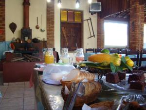 南蒙蒂阿莱格里卡舒埃拉波萨达酒店的一张桌子上放着一大堆食物