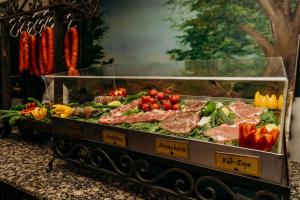 墨西卡利阿莱莎墨西卡利酒店的桌子上展示的肉和蔬菜