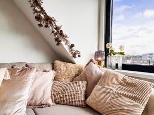 布雷达Catharine Suite的窗户客房内的沙发及枕头