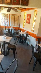 圣佩德罗·德·阿塔卡马Hoteles Pueblo de Tierra的一间在房间内配有桌椅的餐厅