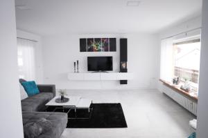 SandbergFerienwohnung Panoramablick-Rhön的带沙发和电视的白色客厅