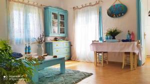 KámposSocrates sea view的客厅配有蓝色橱柜和桌子