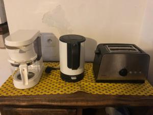 MAISON DE VILLAGE AUREL的咖啡和沏茶工具