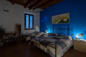 洛雷托Affittacamere Carnevali MJ的一间卧室设有两张床和蓝色的墙壁