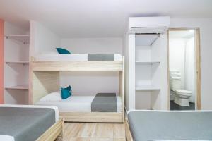 麦德林Ayenda Malaki的客房设有两张双层床和卫生间。