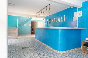 麦德林Ayenda Malaki的楼梯间内的蓝色墙壁