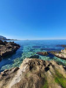 巴勒莫Teatro del Sole Mare Sferracavallo的海洋景,水中岩石