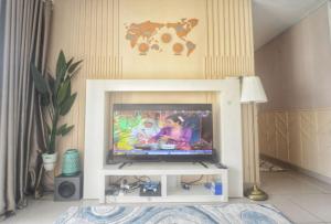 普特拉贾亚zara1881 muslim homestay@putrajaya的客厅配有电视和电视机
