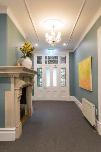 维多利亚山Closeburn House的客厅设有蓝色的墙壁和壁炉。