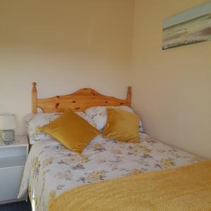 阿达拉Ashling B&B Ardara on Wild Atlantic Way F94T6N7的一间卧室配有一张带黄色枕头的床。