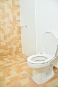 丰塞卡Hotel Daniels的铺有木地板,设有白色卫生间的浴室。