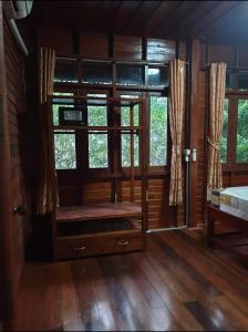 卡塔海滩Thai authentic wooden house at Kata的小木屋内的一个窗户房间