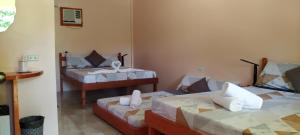 马拉帕斯加JPH Resort的一间客房内配有两张床的房间