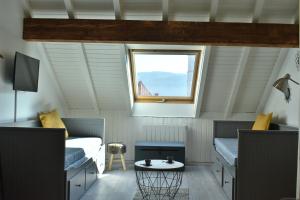 穆特Charmant studio, le petit gris des montagnes的小房间设有两张床和窗户
