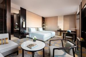 北京北京饭店诺金-王府井的酒店客房配有一张床铺和一张桌子。