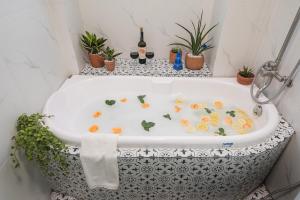 河内C o r o n a Hanoi House的浴缸里布满了植物和鲜花