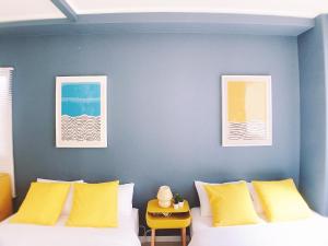 广岛OUCHI HOTEL Nagarekawa with Dogs的客房配有带黄色枕头的床。