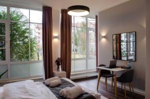 慕尼黑HOMELY STAY Studio 7的卧室配有一张床、一张书桌和窗户。