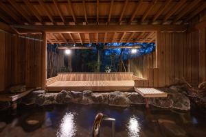 Gotsu有福温泉旅馆的一个带甲板和热水浴池的游泳池