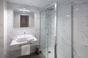 塔拉戈纳Tgna Rambla 68的一间带水槽和玻璃淋浴的浴室
