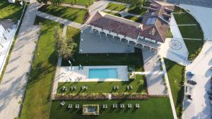 卡内利L'aja della Mirusina - Piedmont Resort Monferrato Langhe的享有带庭院的建筑的空中景致
