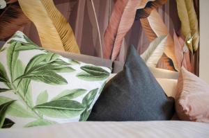 慕尼黑HOMELY STAY Studio 8的床上的一大堆枕头,挂着窗帘