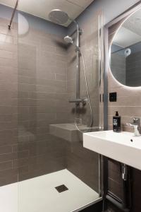 马赛Ibis Marseille Centre Prefecture的带淋浴和盥洗盆的浴室