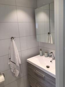斯塔韦恩Koselig leilighet sentralt i Stavern的白色的浴室设有水槽和镜子