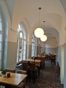 Brilon-WaldWaldbahnhof Sauerland的餐厅设有桌椅和窗户。