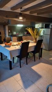 ChevannesRELAIS DES VIGNOTTES的厨房配有桌椅和桌子