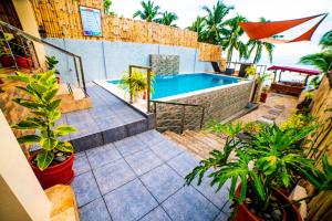 LoboD Villa Nueva's Beach House的享有种植了植物的游泳池的顶部景致
