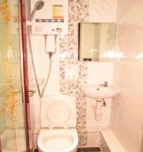香港SHANGRI-LA GUEST HOUSE的一间带卫生间和水槽的小浴室