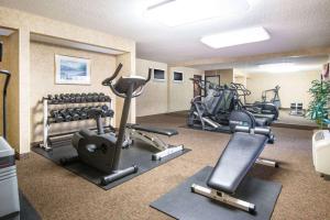 普韦布洛Travelodge by Wyndham Pueblo的健身室配有跑步机和健身器材