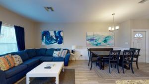 阿兰瑟斯港BC508 Townhome with Beach Inspired Decor, Heated Pool with Water Slide的客厅配有蓝色的沙发和桌子