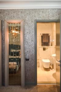 巴库Home Boutique Hotel的一间带卫生间和水槽的浴室
