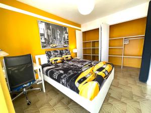 荷里尤Chambre privée en colocation dans un appartement au centre de rillieux la pape的一间卧室配有一张床、一张桌子和一把椅子