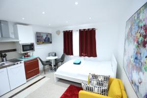 伦敦莱瑟姆伦敦典雅公寓的小房间设有床和厨房