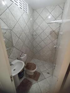 福塔莱萨Sua casa fora de casa的带淋浴、卫生间和盥洗盆的浴室