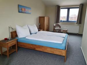 瓦伦Koje No. 6的一间卧室配有一张蓝色床垫的大床