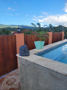 Spanish TownRoyal Vybez Vacation Homes的后院设有游泳池和木栅栏