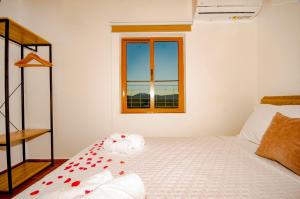 基萨莫斯Trouli Rokka House的一间卧室,配有一张红色的床
